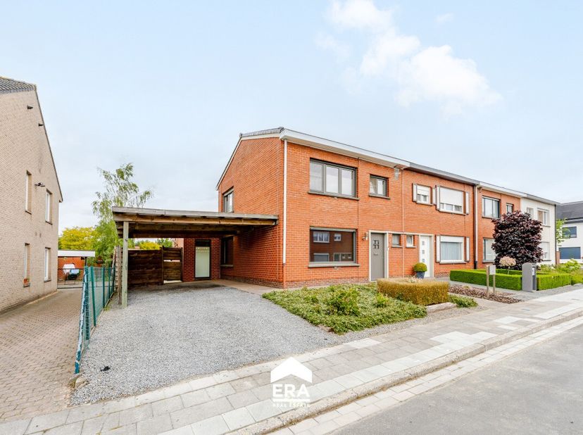 [[ DIT PAND NEEMT DEEL AAN DE ERA OPEN HUIZEN DAG OP 13/6 VAN 11:00 TOT 12:00 ]] Gelegen in het centrum van Ardooie in een rustige gelegen woonwijk st