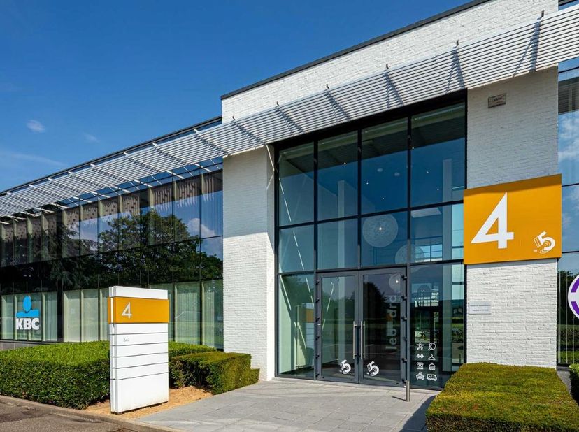 Espace de bureaux de 469 m² à louer idéalement situé le long de la très animée Leuvensesteenweg à Zaventem et à proximité des autoroutes R0 (2 km) et