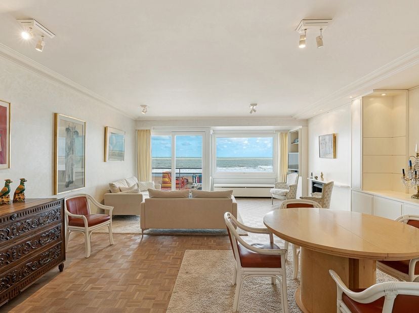 Zonnig 3-slaapkamerappartement met frontaal zeezicht, uitstekend gelegen aan het Albertplein, op een absolute toplocatie in het hart van het Zoute. In