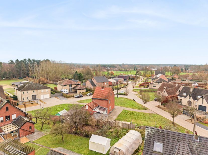 Perceel met verkavelingsmogelijkheden (2 open bebouwingen).<br />
Te renoveren woning gelegen in een rustige straat, op wandelafstand van het dorpscen