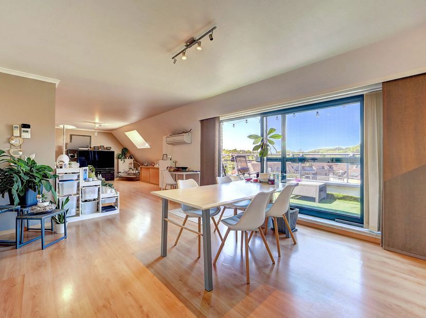 À vendre : spacieux et lumineux appartement au centre dOverijse, à distance de marche des transports en commun et à proximité des écoles.Cet apparteme
