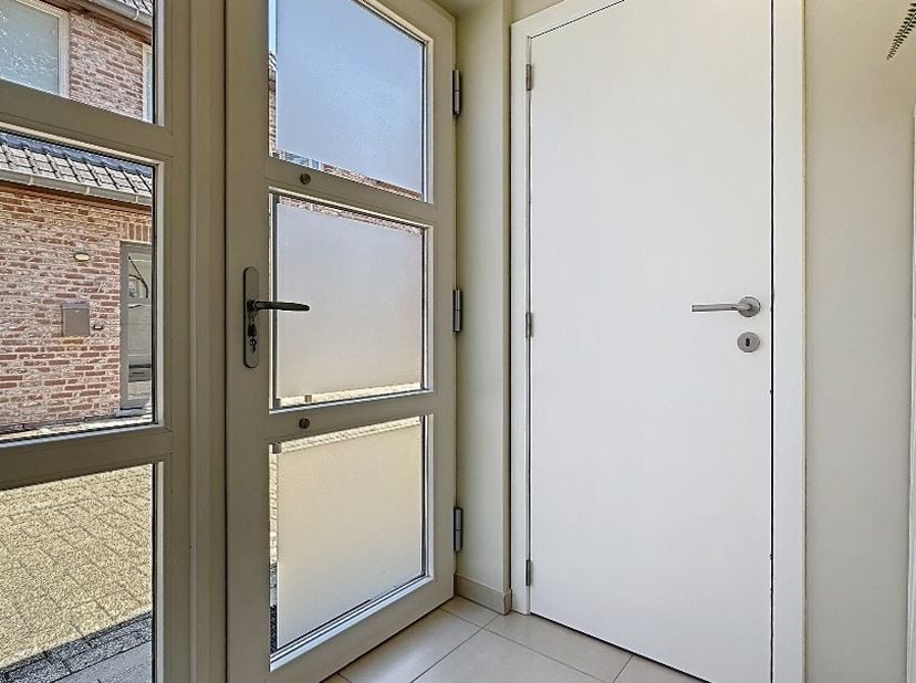Deze halfopen woning, bestaat uit: inkomhal, toilet met lavabo, zonnige living, ingerichte keuken, terras in blauwsteen, berging, wasplaats, 3 slaapka