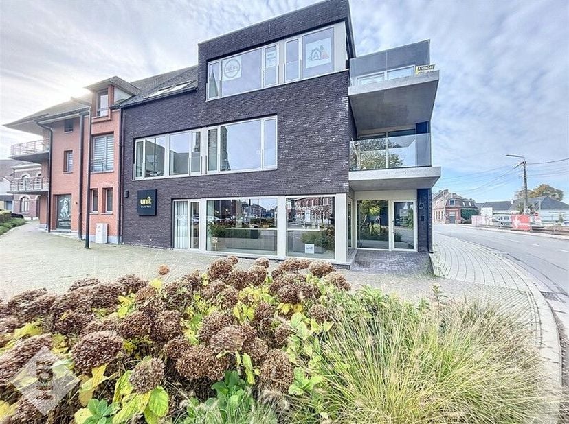 Découvrez ce duplex trois chambres situé au coeur de la Résidence "La Royère" à Néchin, offrant des prestations haut de gamme. Son architecture privil