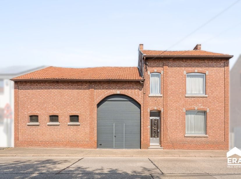 À vendre : spacieuse maison semi-mitoyenne à Linter, située sur la Grote Steenweg, dans un cadre verdoyant et rural, proche des transports en commun e