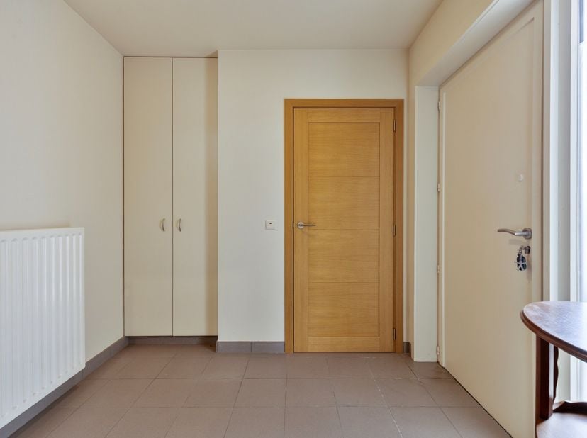 Ruime gezinswoning met inpandige garage en tuin, gelegen in rustige verkaveling.<br />
De woning werd doorheen de jaren reeds gerenoveerd met een nieu