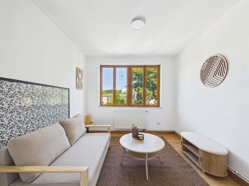Ukkel – Ruime gemeubelde studio<br />
Deze ruime studio bevindt zich op de tweede verdieping van een rustig gebouw met drie wooneenheden. De studio is