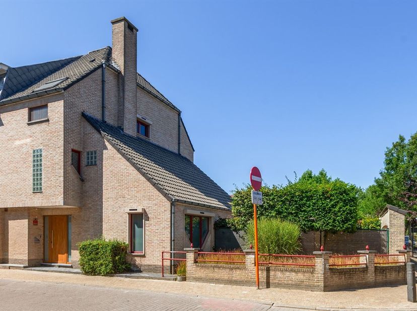 Cette charmante maison mitoyenne située dans la Hogenakkerstraat offre tout ce dont une famille a besoin : trois chambres, un jardin agréable, un gara
