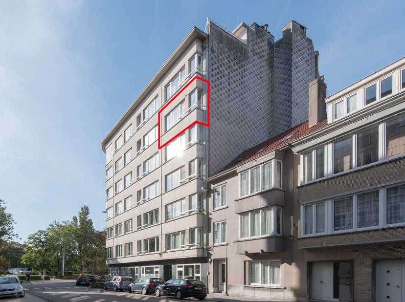 Appartement spacieux et bien entretenu au 5ème étage avec 2 chambres à coucher, dont la chambre principale dispose d'un dressing et la deuxième chambr