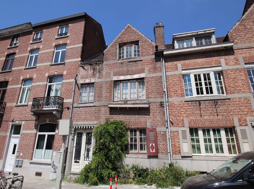 Deze woning is compleet (!) te renoveren, maar deel van de knappe huizenrij van de Naamsevest, heeft een diepe tuin en biedt een unieke kans om een st