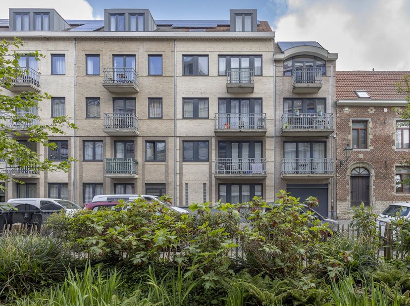 Au deuxième étage d’un immeuble bien situé sur la Waversesteenweg à Etterbeek, vous découvrirez cet appartement lumineux de 2 chambres offrant un cadr