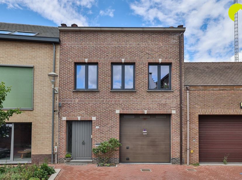 In een straat met éénrichtingsverkeer vlak in het centrum van Rumst vinden we deze gezellige rijwoning (131 m² excl. garage) met 2 à 3 slaapkamers.<br