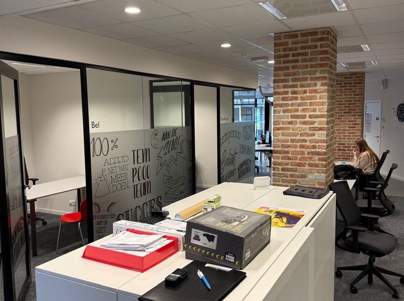 Opbrengsteigendom met handelspand en 3 appartementen te koop in Geel op een super ligging!<br />
Dit opbrengstpand bevindt zich op een zeer gunstige