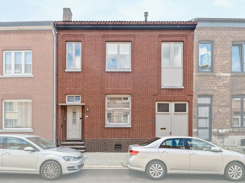 In het hartje van Zussen vindt u deze verzorgde woning met een bijzonder aantrekkelijke buitenbeleving op een royaal perceel van maar liefst 9a32ca. D