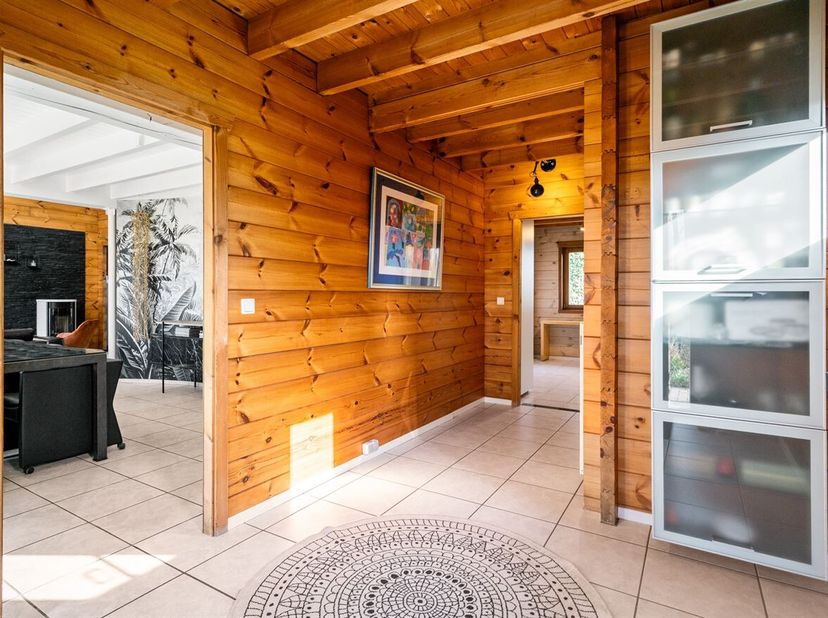 Dans un quartier exceptionnellement calme et verdoyant, parallèle au canal et situé dans un cul-de-sac, vous trouverez cette maison parfaitement entre