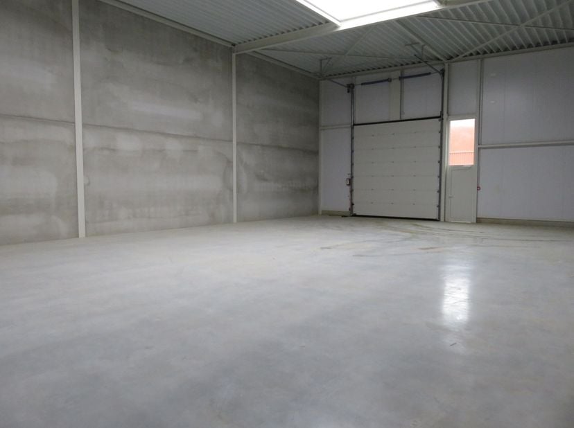 Moderne KMO-unit met bruikbare bruto vloeroppervlakte van 234m² in duurzaam bedrijvenpark Laar26 – Lummen<br />
Deze hoogwaardige KMO-unit met goede v