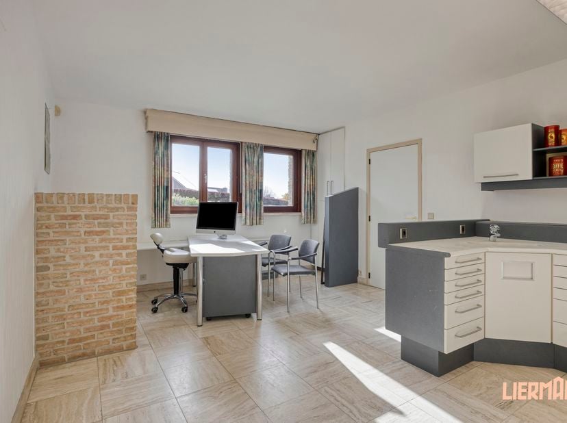 Wonen én ondernemen op één sterke locatie? <br />
Op zoek naar een professionele werkplek die meer biedt dan een klassiek kantoor? Deze verzorgde vill