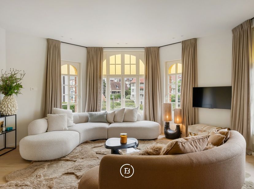 Een zeldzaam erfgoedpand op één van de meest discrete en gegeerde lanen van Duinbergen. Met een bewoonbare oppervlakte van 133 m2 ontvouwt het apparte