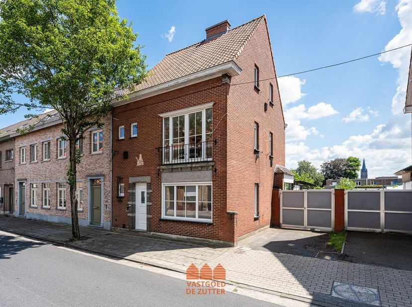 <br />
<br />
Op een rustige ligging, vlak bij het centrum van Eeklo, bevindt zich deze verzorgde halfopen bebouwing. Dankzij de praktische indeling,