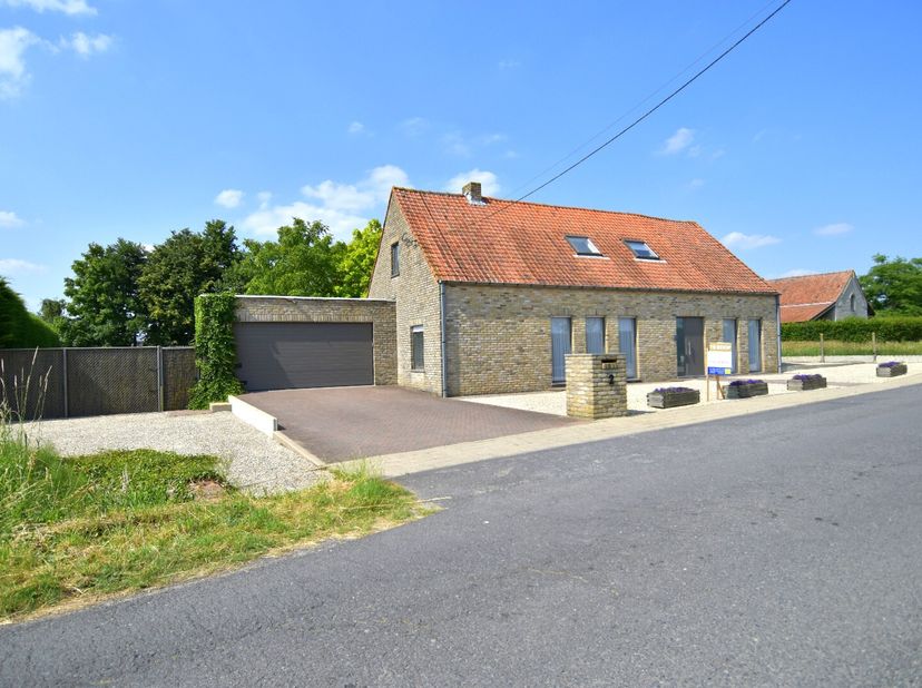 In een rustige, landelijke omgeving in Sint-Eloois-Winkel (Ledegem) bevindt zich deze alleenstaande woning met verrassend veel mogelijkheden. Dankzij