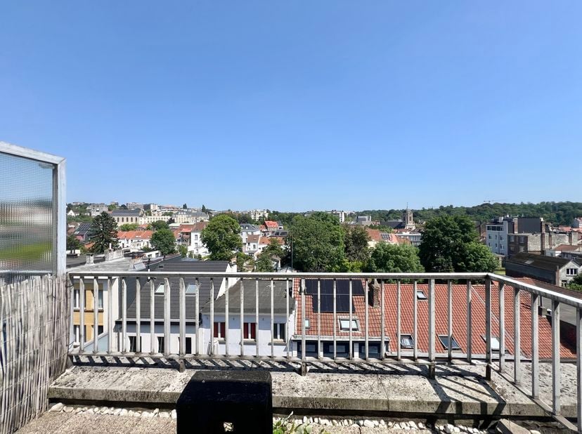 Op de bovenste verdieping van een bijzonder goed onderhouden appartementsgebouw biedt deze studio van +/- 43 m² (bruto) opmerkelijke mogelijkheden, id