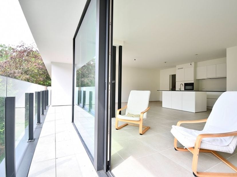 <br />
Dit nieuwbouw appartement is gelegen in het woonproject Oeverpark, gelegen op een steenworp van het charmante stadscentrum van Lokeren en op wa
