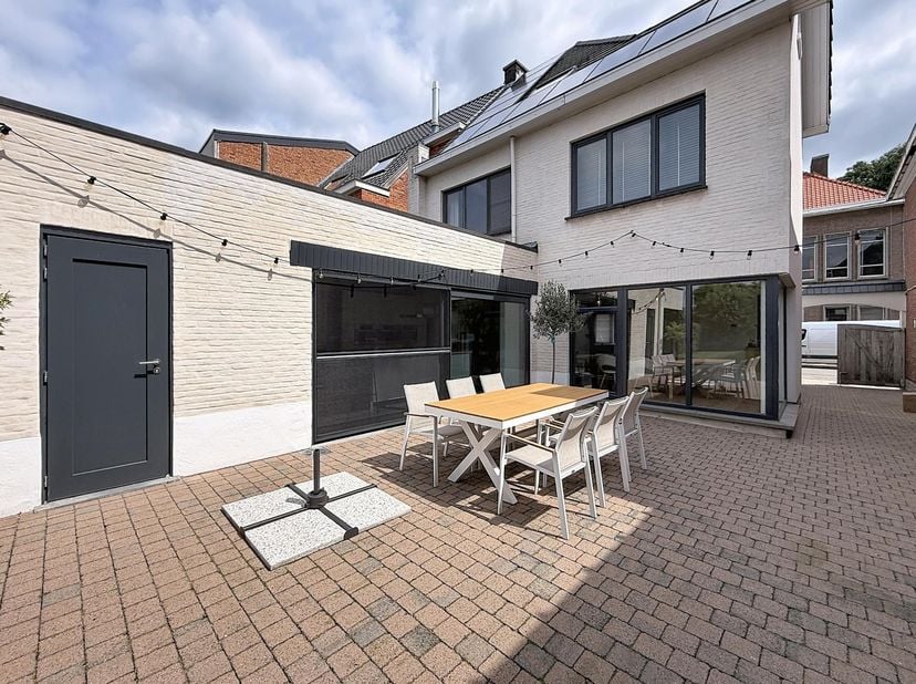 HALFOPEN BEBOUWING MET 3 SLAAPKAMERS, ZONNIGE TUIN EN NABIJ CENTRUM<br />
<br />
Deze stijlvolle halfopen bebouwing combineert ruimte, comfort en een