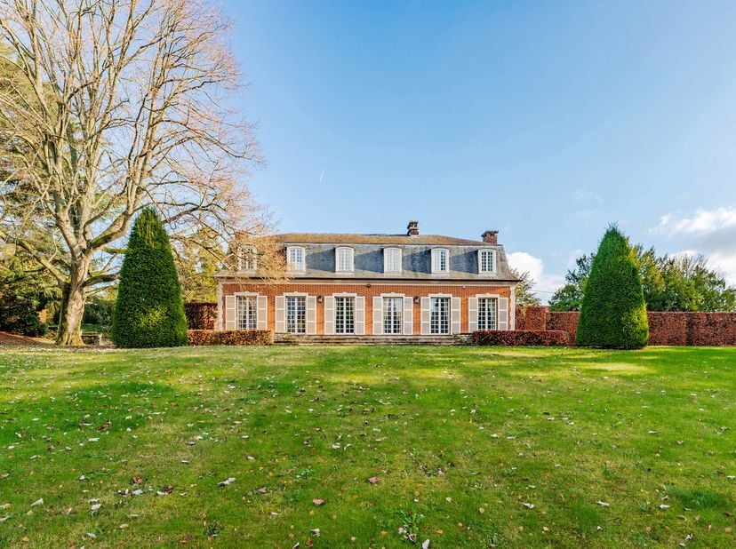 OP VRAAG -In een bijzonder bevoorrechte woonomgeving, vlakbij het park van Tervuren en de golf van Ravenstein, prachtig charmant landhuis uit 1950, ge
