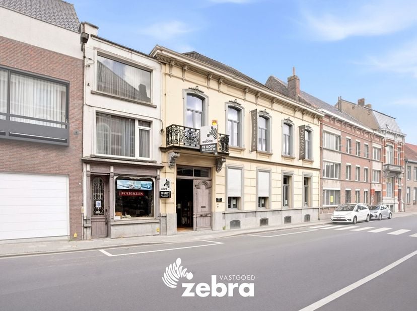 Deze unieke eigendom met diverse mogelijkheden bevindt zich op een toplocatie in het centrum van Tielt. Dit veelzijdige pand biedt een scala aan mogel