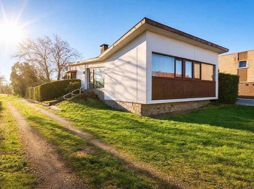 De woning is gunstig gelegen langs de Dendermondse Steenweg in Sint-Niklaas, met een vlotte verbinding naar het stadscentrum en omliggende gemeenten.<
