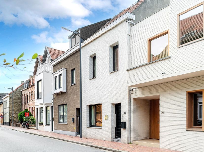 Instapklare stadswoning gelegen in de Smedenstraat te Knokke, in de directe nabijheid van het station, de tramhalte, de markt en de winkels in de Lipp