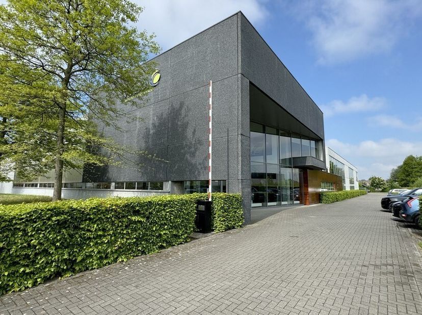 Local commercial prêt à l'emploi avec un grand espace de stockage extérieur à louer sur le parc industriel Baarbeek à Zwijndrecht. L'emplacement offre