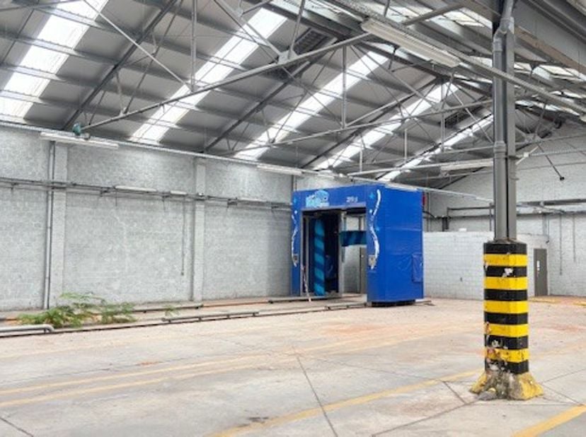 Stelplaats : 3.722m² <br />
Magazijn : 1.490m² <br />
kantoor : 250m²