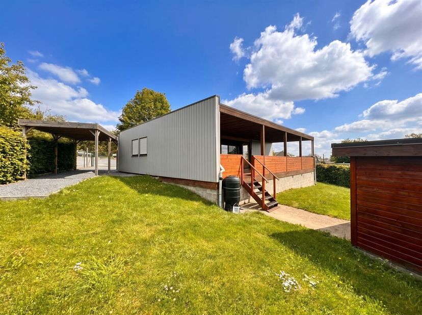 MCA immobilier vous propose à la vente de charmant bungalow de plain-pied situé sur Somme-Leuze. Implanté sur un terrain de 566m², il développe une su