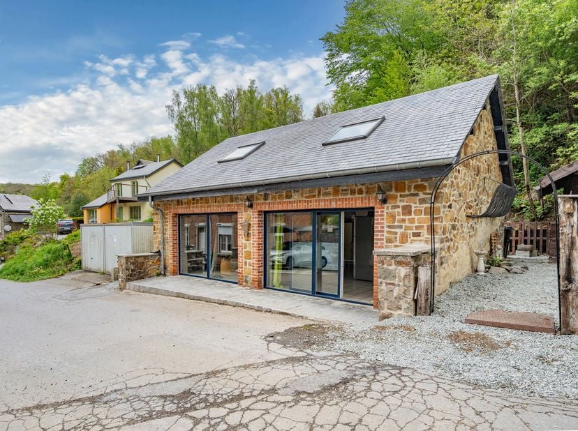 EASYHOME biedt u deze vrijstaande woning aan, gelegen in Poix-Saint-Hubert in een rustige omgeving, ideaal voor een eerste aankoop of een investering.
