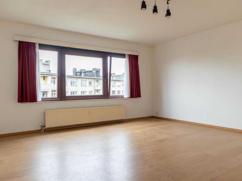 Property One biedt u deze studio van 45 m² aan, ideaal gelegen in de onmiddellijke nabijheid van de Place Stéphanie. Het pand bevindt zich aan de acht