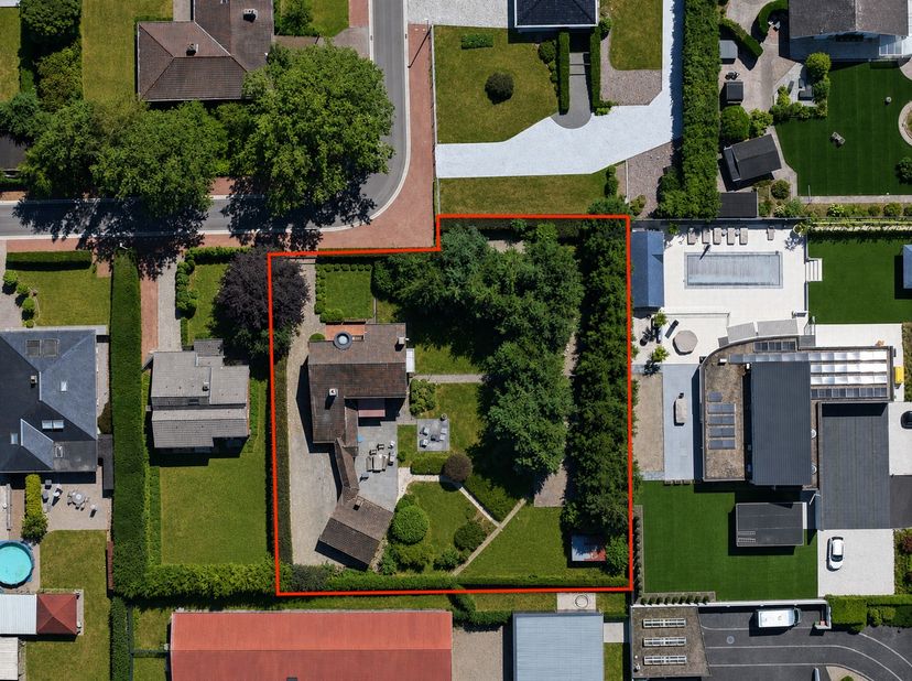 Royale gezinswoning met 4 slaapkamers op toplocatie, inclusief naastliggend perceel grond.<br />
<br />
In een rustige, bosrijke woonomgeving, op wand