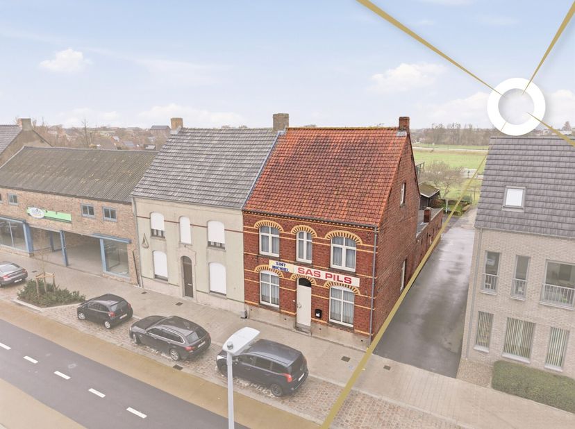 In Boezinge bieden wij het voormalige café Sint-Michiel aan.<br />
Het pand beschikt over een handelsruimte met aansluitend een woonkamer, keuken en b