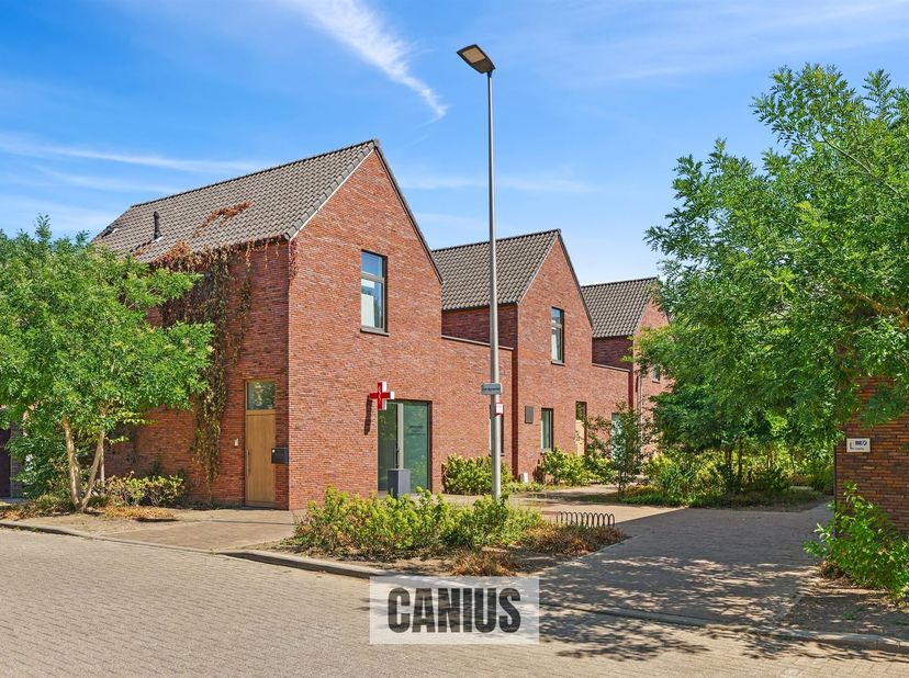 KANTOORGEBOUW MET PRAKTIJKRUIMTES OP TOPLOCATIE<br />
<br />
Dit vrijstaand gebouw vinden we terug in Sint-Agneshof te Sint-Truiden. Het betreft hie