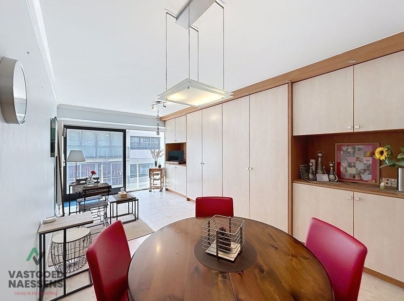 Deze instapklare studio is gelegen op de 2DE verdieping van de perfect onderhouden residentie HELIOS. De residentie bevindt zich op wandelafstand van