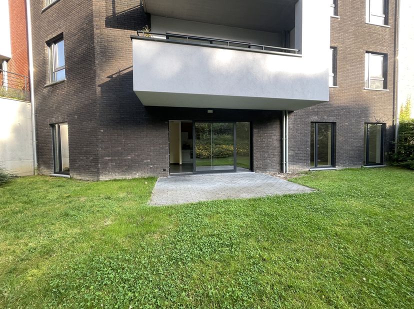 A Enghien, lumineux appartement situé dans un nouveau quartier avec un accès direct vers la gare à pied, les commerces, écoles et autoroute vers Bruxe