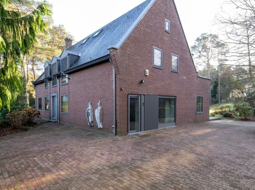 Deze tijdloze villa is rustig gelegen op een residentiële locatie in Maasmechelen, op een zuidelijk perceel van 3.500m². Momenteel is de villa verdeel