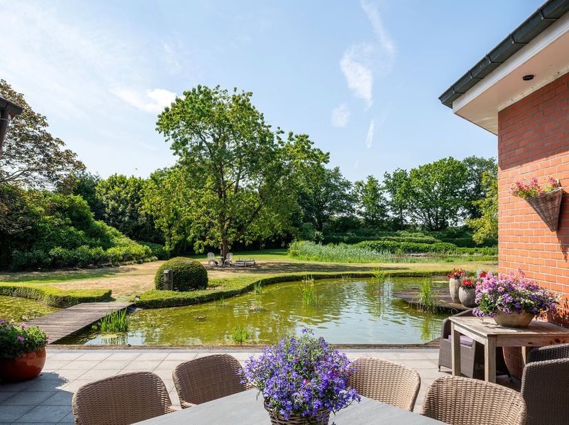 Te midden van het groen en op een riant perceel bevindt zich deze charmante landelijke villa in het rustige en residentiële Assenede. De woning is omg