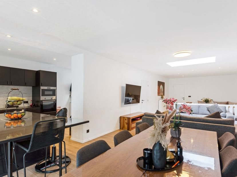 Gerenoveerde woning met 5 slaapkamers en grote tuin!<br />
<br />
Ligging:<br />
Deze volledig gerenoveerde woning bevindt zich in de Kapelstraat 2