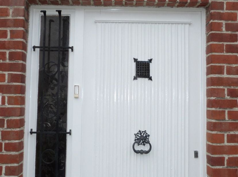 Langs de Sint Barbarastraat, een verbindingsweg tussen de N9 (Brugge  Eeklo) waar zo goed als alle grote winkels te vinden zijn en de Gentse Steenweg