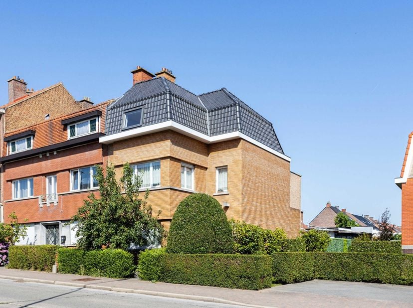 Bent u op zoek naar een ruime gezinswoning met karakter, een uitstekende ligging én een solide basis? Dan is deze statige woning met haar charmante ge