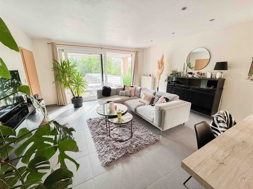 Gelegen in het centrum van Montigny-le-Tilleul, in een luxe residentie, prachtig appartement met 2 slaapkamers dat comfort en hoogwaardige voorziening