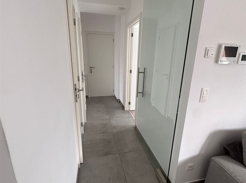 Appartement op 1ste verdieping met 2 slaapkamers<br />
<br />
Ligging: Dit appartement situeert zich in de Vrasenestraat te Nieuwkerken-Waas en is s