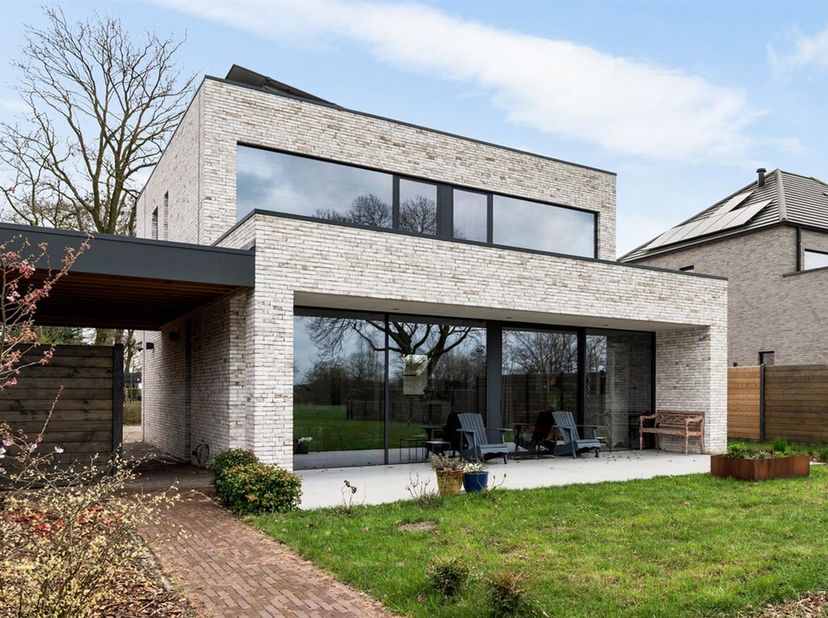 Prachtige, moderne nieuwbouwvilla (2024), perfect afgewerkt met hoogwaardige materialen, op een toplocatie nabij het dorpscentrum en rustig gelegen me