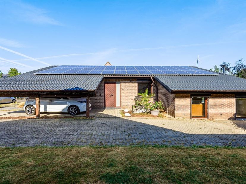 Rustig gelegen laagbouwwoning met ruime tuin, 42 zonnepanelen en warmtepomp<br />
Deze aangename laagbouwwoning is gelegen in een rustige en residenti