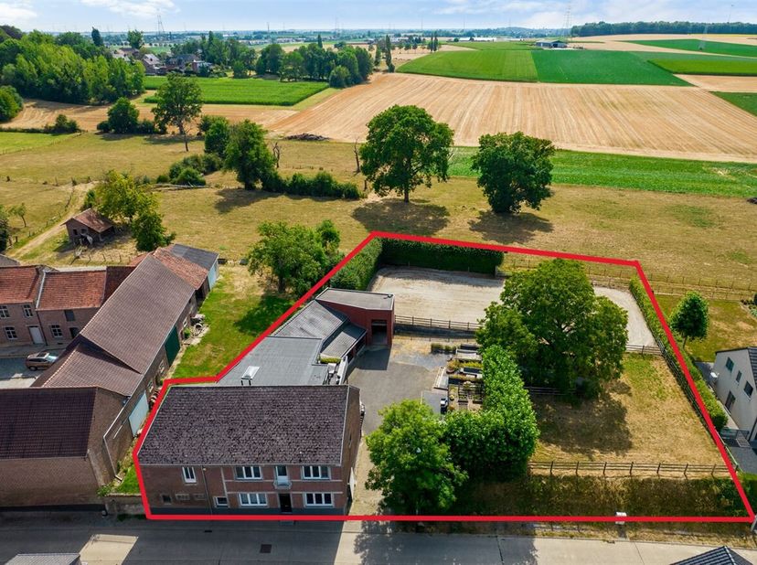 Unieke paardeneigendom met karaktervolle woning, afzonderlijk appartement in afwerkingsfase en uitgebreide paardenfaciliteiten in het landelijke Herde